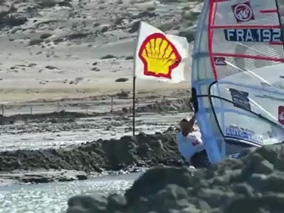 Antoine Albeau bat le record du Monde de vitesse en windsurf avec 50,59 noeuds !