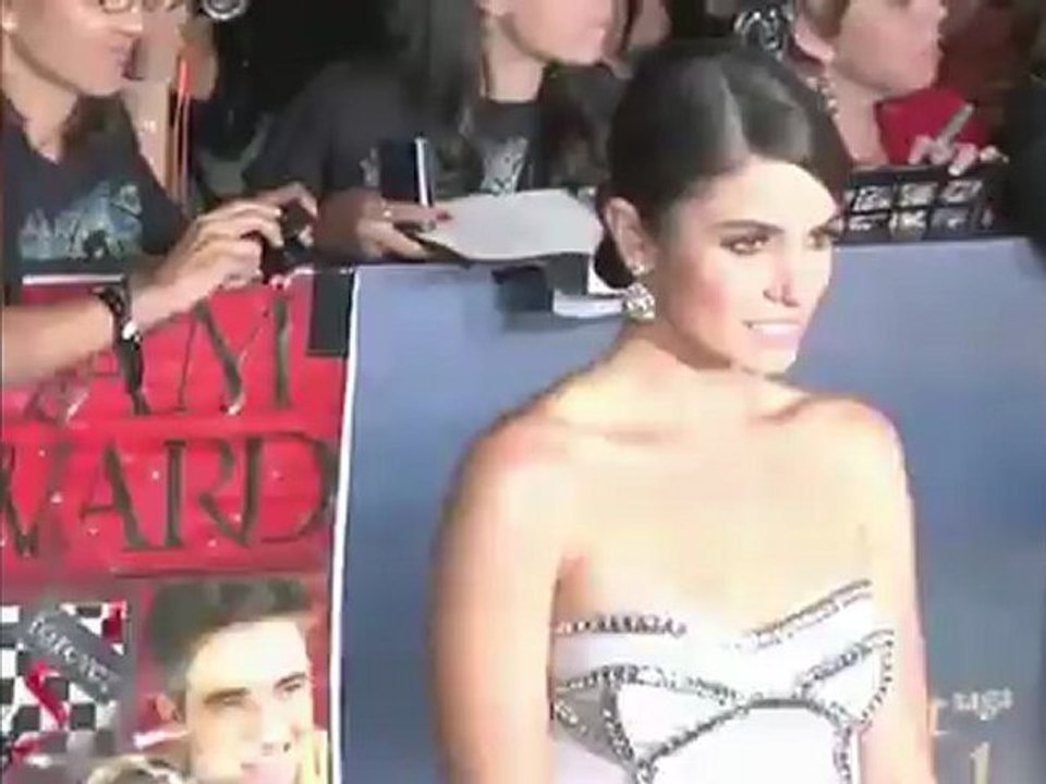 Eine freche Kristen Stewart gemeinsam mit Robert Pattinson auf der Twilight-Premiere