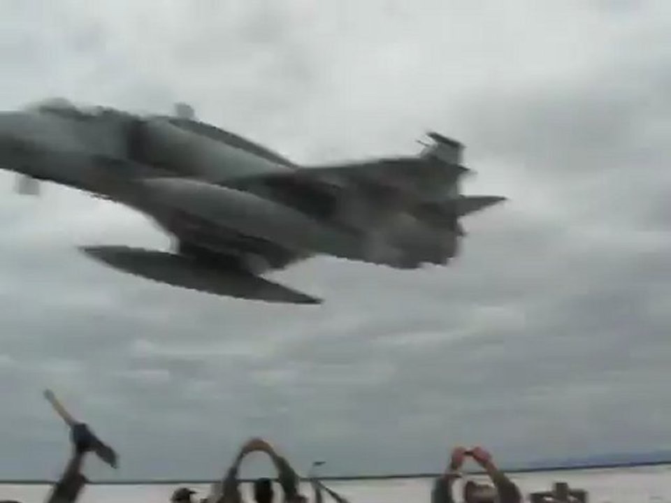 Avion de chasse en rase-mottes