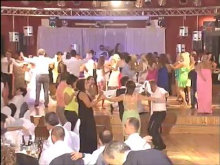 ΓΡΙΒΑ ΣΑΝ ΧΟΡΕΥΟΥΝ ΤΑ ΚΑΓΚΕΛΙΑ ΣΤΟ ΓΑΜΟ ΤΟΥ ΠΑΝΑΓΙΩΤΗ ΚΑΙ ΤΗΣ ΜΑΙΡΗΣ ΜΕ ΤΑ ΓΕΛΙΑ