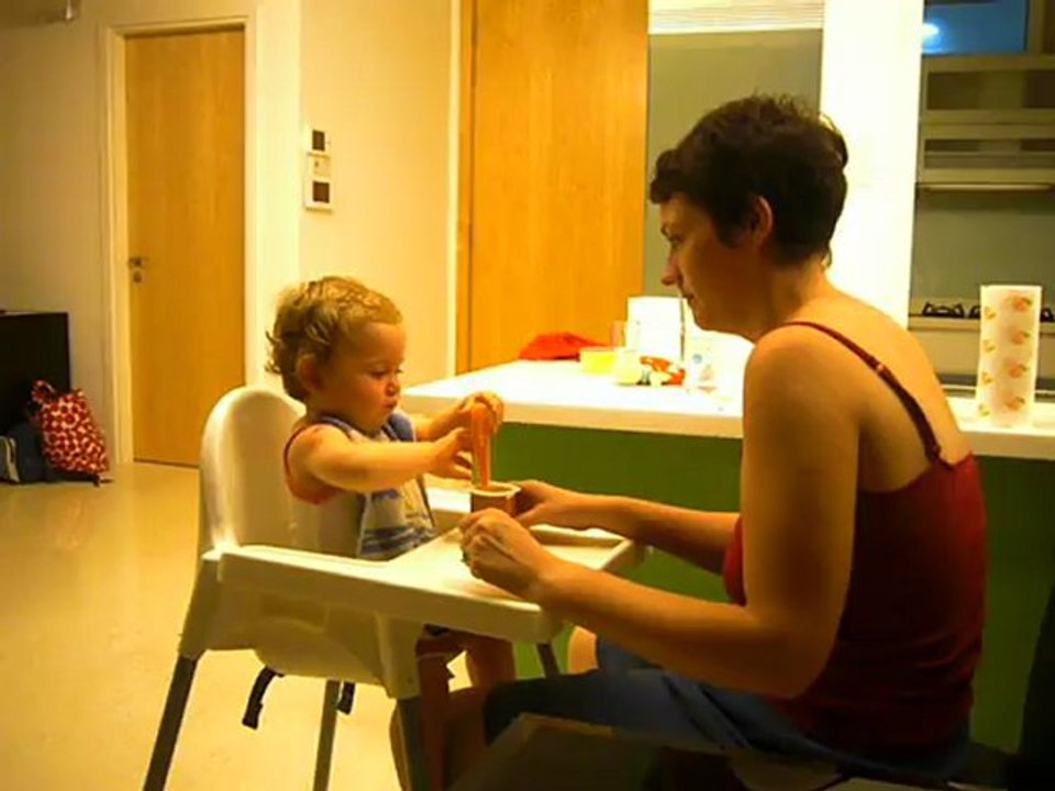 Gabrielle mange toute seule et maman l'imite!