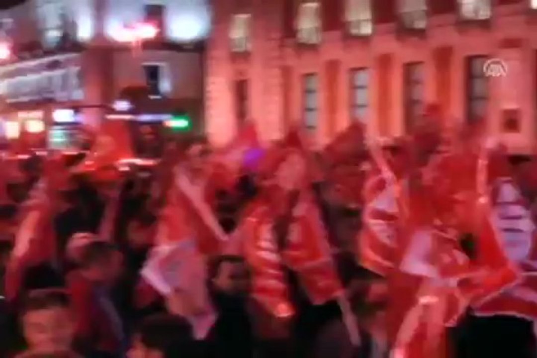 İspanya'da halk sokaklarda