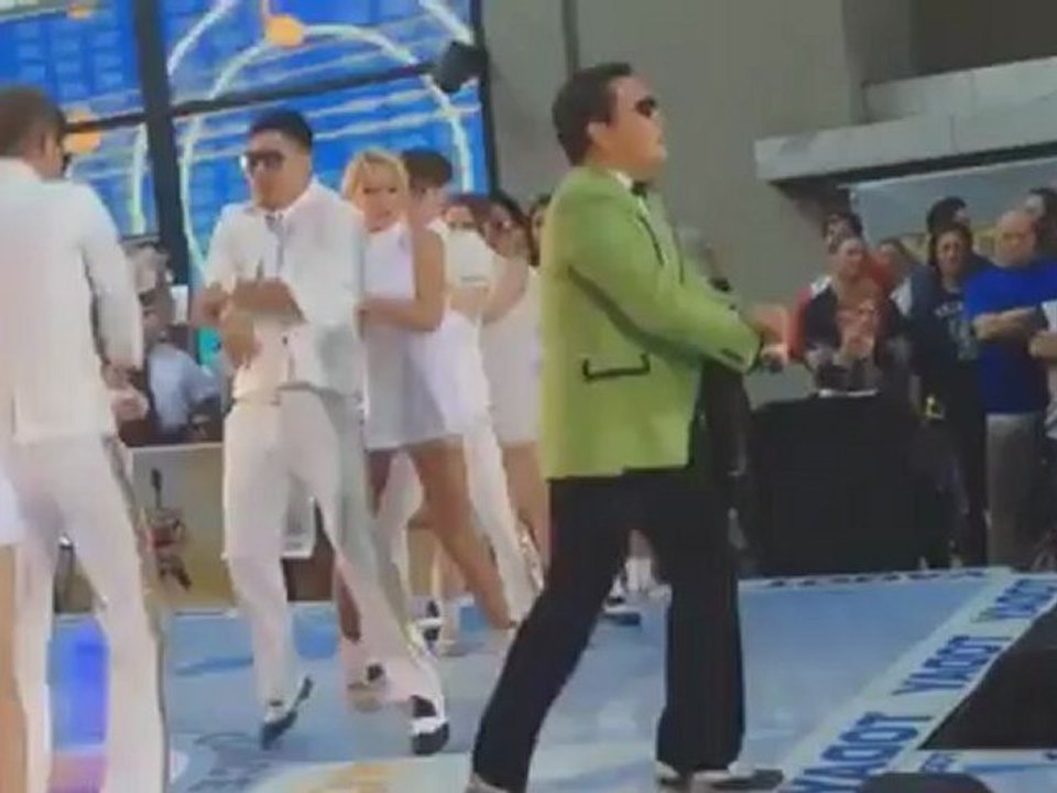 PSY Gangnam Style Live Performance MTV EMA Awards 2012 Europe Music Video Dance David Hasselhoff-1