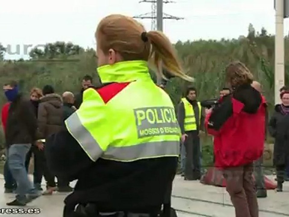 Los piquetes provocan barricadas en Barcelona