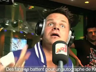 Des fans se battent pour un autographe de Keen V - C'Cauet sur NRJ