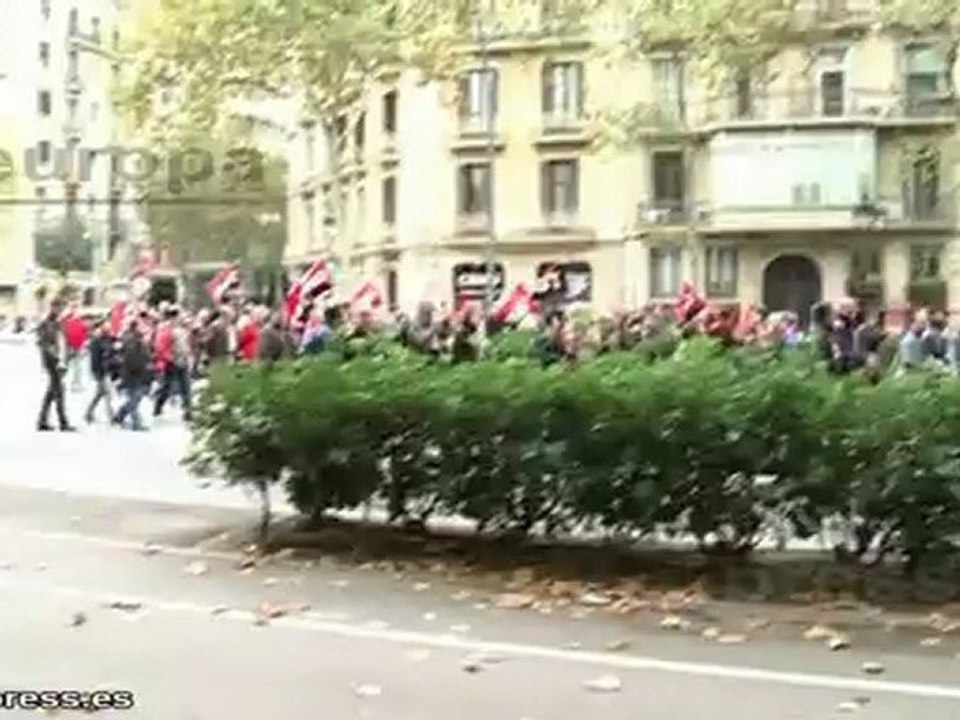 Cuelgan pancarta en el centro comercial Las Arenas