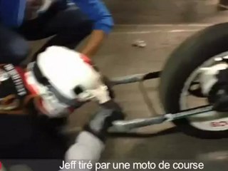 Jeff tiré par une moto de course - C'Cauet sur NRJ