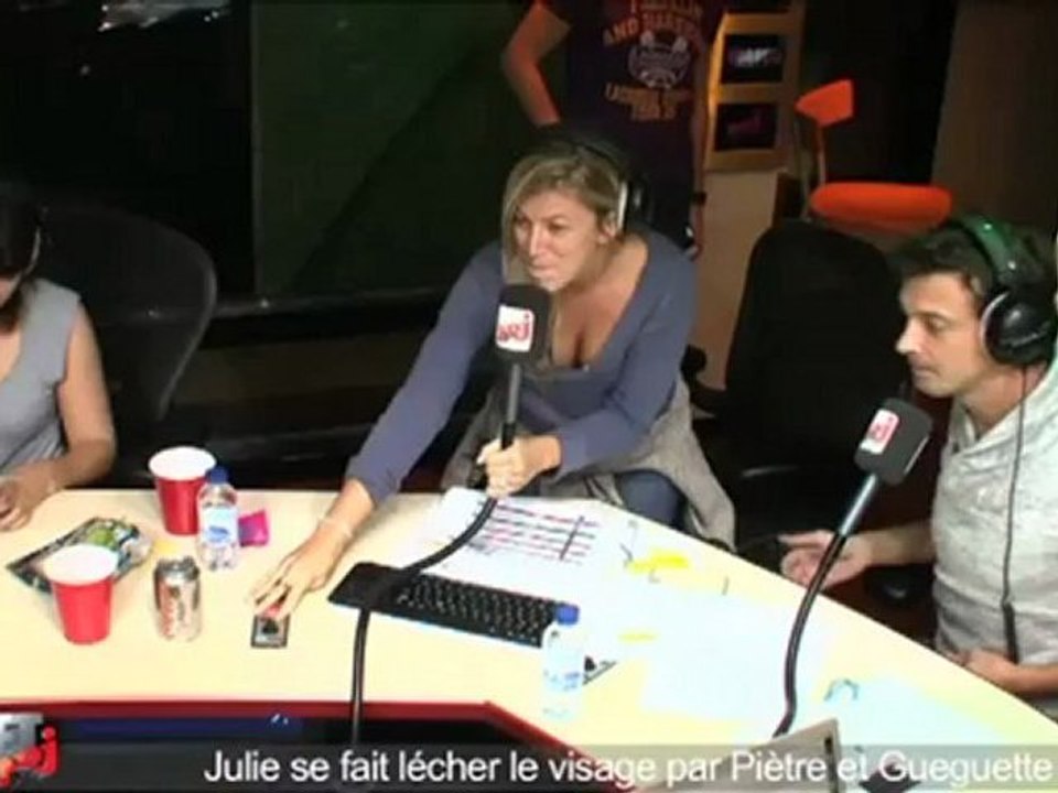 Julie se fait lécher le visage par Piètre et Gueguette - C'Cauet sur NRJ