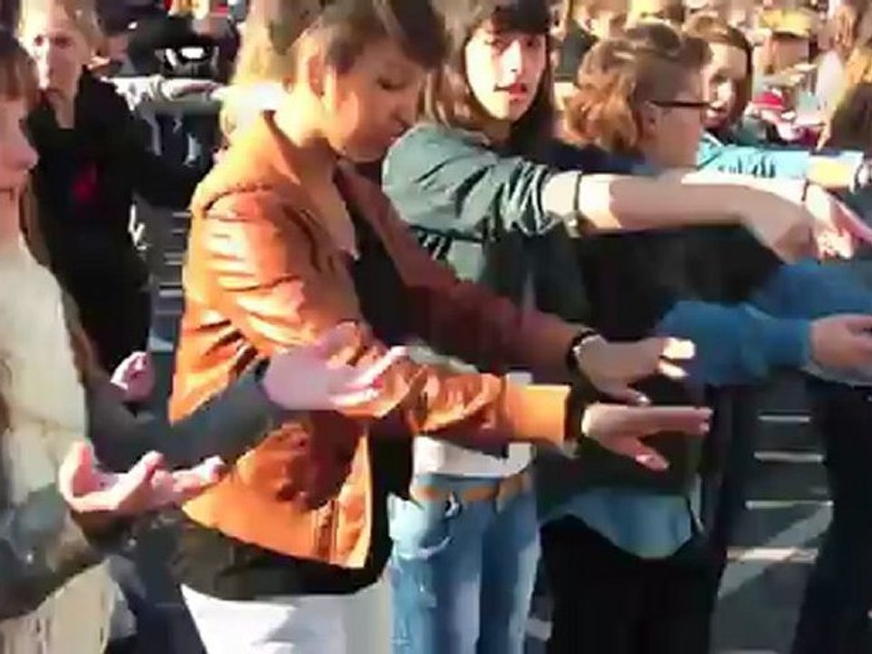 Cambrai : flashmob et tifo pour l'emploi des personnes handicapées