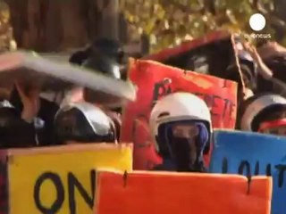 İtalya'da binlerce kişi polisle çatıştı