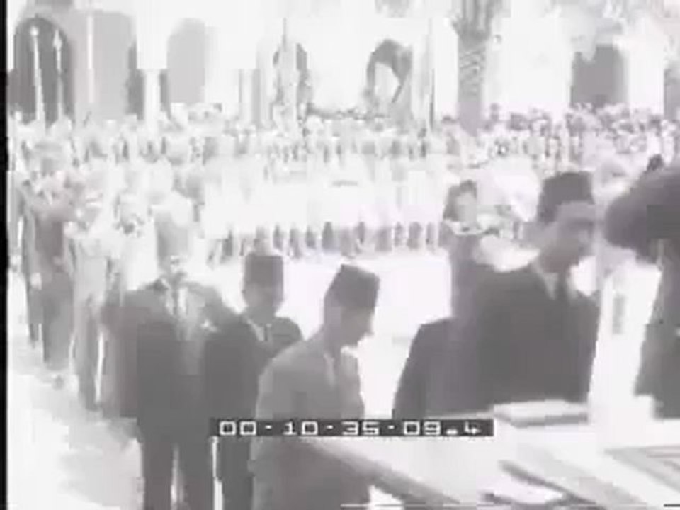 ليبيا 1939م بالبو يوزع شهادات الجنسية الإيطالية على الليبيين في بنغازي