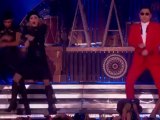 Madonna,  PSY ile sahnede Gangnam Style dansı yaptı.