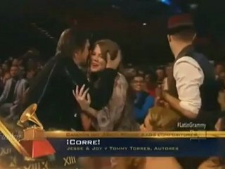 Mark Tacher (@marktacher) y Nelly Furtado presentado Premio en Grammy Latino