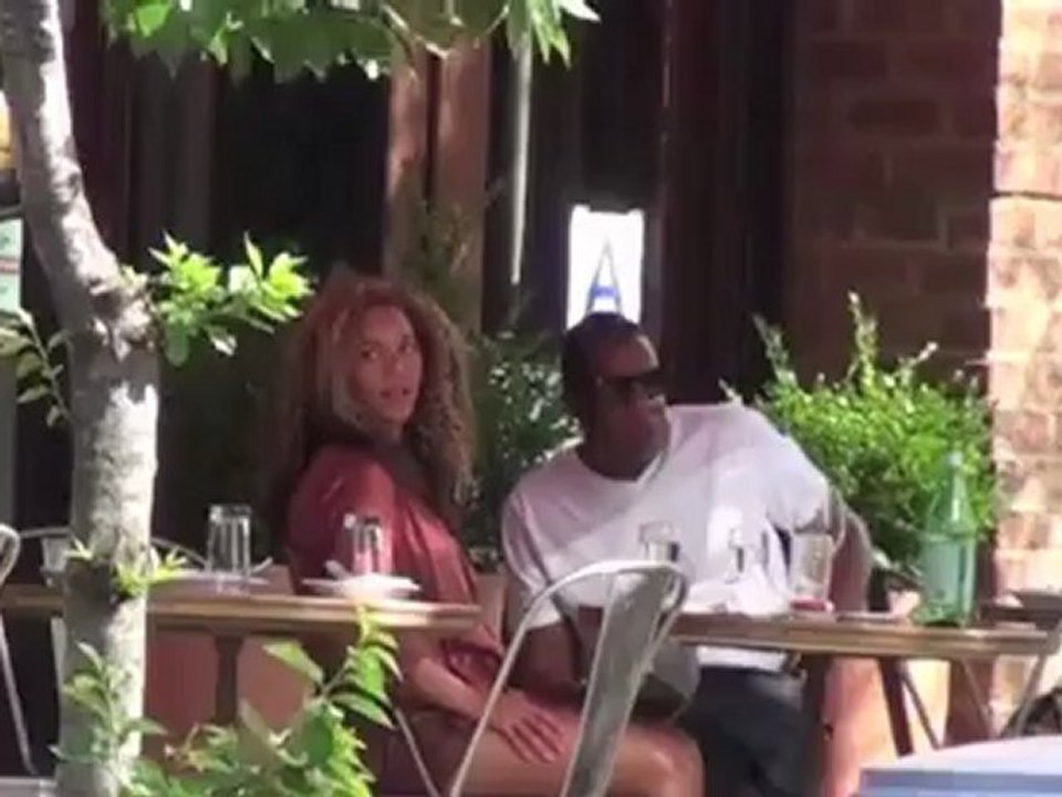 Makeup Free Beyonce in a Sexy Bikini