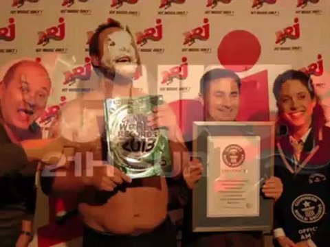 Guinness World Records de lancé de tartes à la crème - C'Cauet sur NRJ