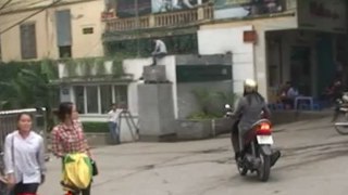 Nhân viên giữ xe móc cốp xe máy