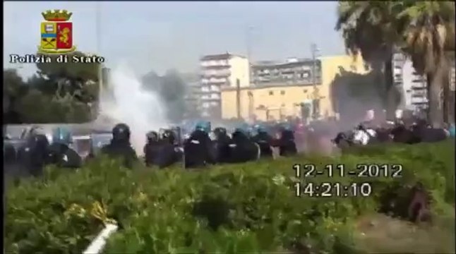 Napoli - Scontri tra manifestanti e Polizia in Viale Augusto (14.11.12)