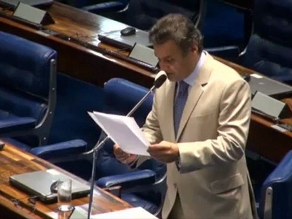 Aecio Neves: Carlos  Drummond de Andrade