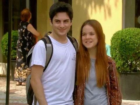 Lia abraça Gil e Dinho sente ciúmes