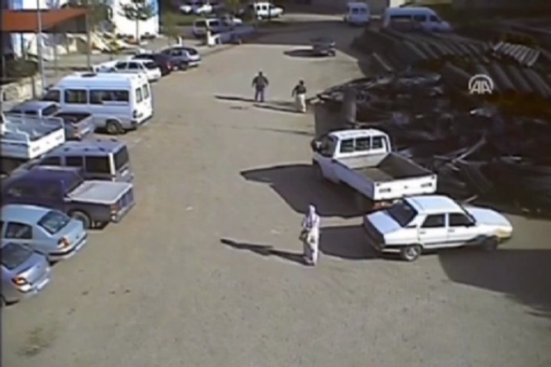 Kadın adamın sırtında sopa kırdı