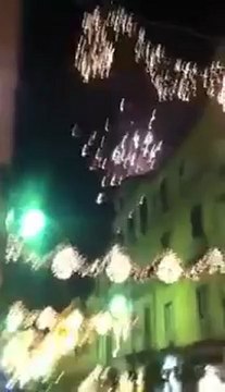 Frank Matano alias lamentecontorta appena arrivato a Sorrento tra i fuochi artificiali