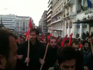 Φοιτητές της εξωκοινοβουλευτικής Αριστεράς με συνθήματα
