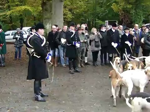 bénédiction de la meute au rendez vous - La Guerche de Bretagne - Saint Hubert du Vautrait Piqu' Avant Bretagne 10-11-2012