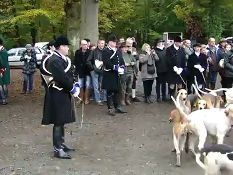 bénédiction de la meute au rendez vous - La Guerche de Bretagne - Saint Hubert du Vautrait Piqu' Avant Bretagne 10-11-2012