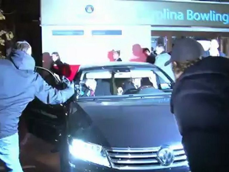 Роберт Паттинсон, Тейлор Лотнер и Кристен Стюарт  покидают премьеру