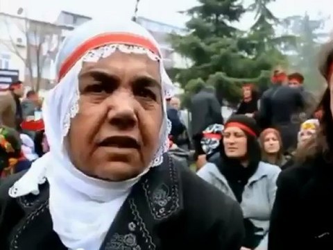 1. Ew li ku ye? Çima kes nizane? 2. Êrîş jî faşîzma tirka ye, şermezar dikim. Stenbol 17ê 11a 2012an