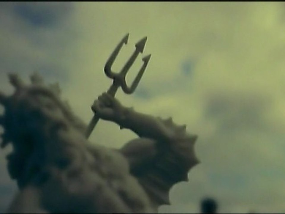 Atlantis - the city disappeared suddenly and in a horrible way, swallowed by the ocean one day. Атлантида - градът изчезва внезапно и по ужасяващ начин, погълнат от океана само за ден.