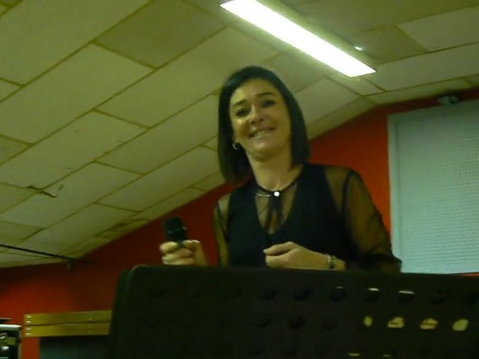 Laurence chante à Tauves  "la foule"