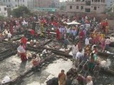 Bangladeshi slum fire kills 14