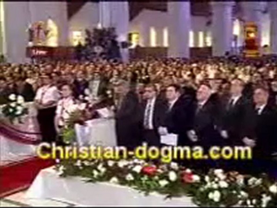 Les evêques habillant Anba Tawadros II