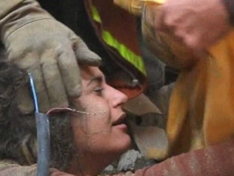 Gazans trapped under air strike rubble