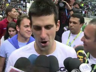 Brésil: Djokovic fait son show en match amical contre Kuerten