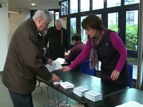 Les adhérents UMP choisissent leur nouveau président