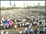 Advani, Gadkari and Pawar at Shivaji Park for Bal Thackeray's funeral