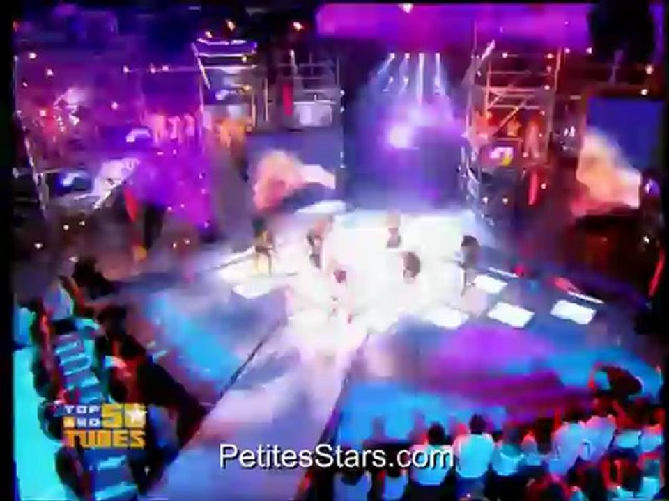 Priscilla Betti interprète "Whenever, Wherever" dans "Top 50, 50 Tubes de Légende" - 28 janvier 2005
