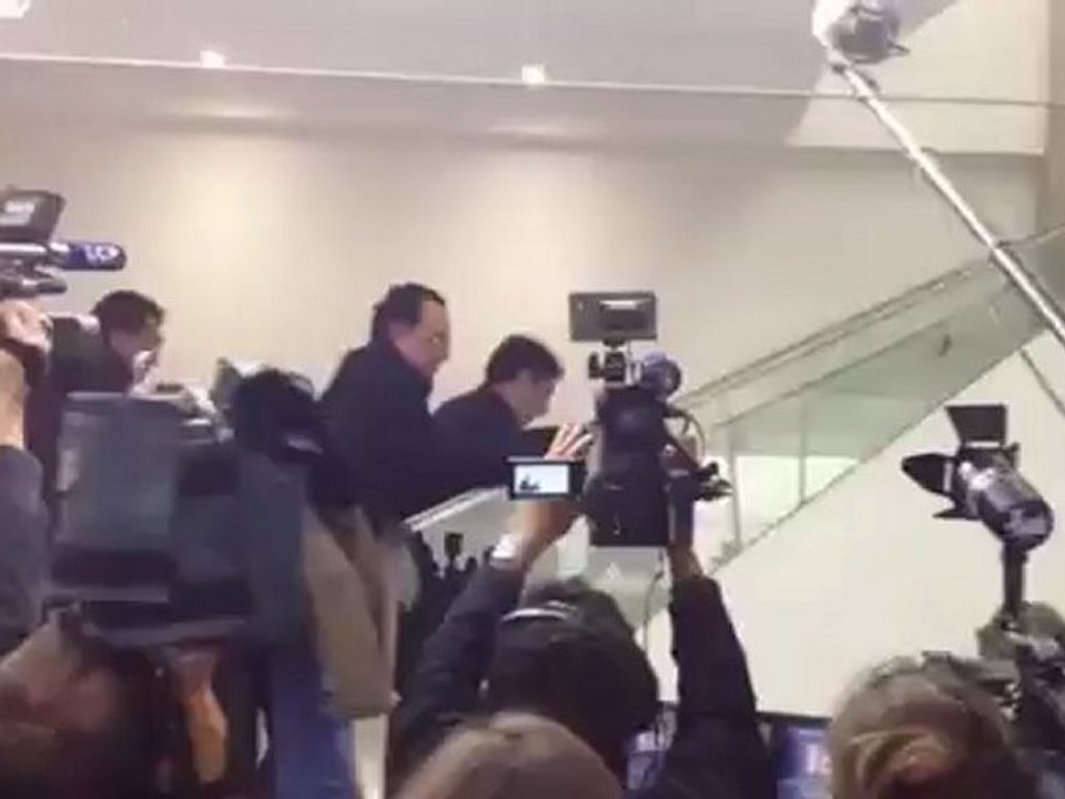 François Fillon arrive à l'UMP au milieu de la nuit