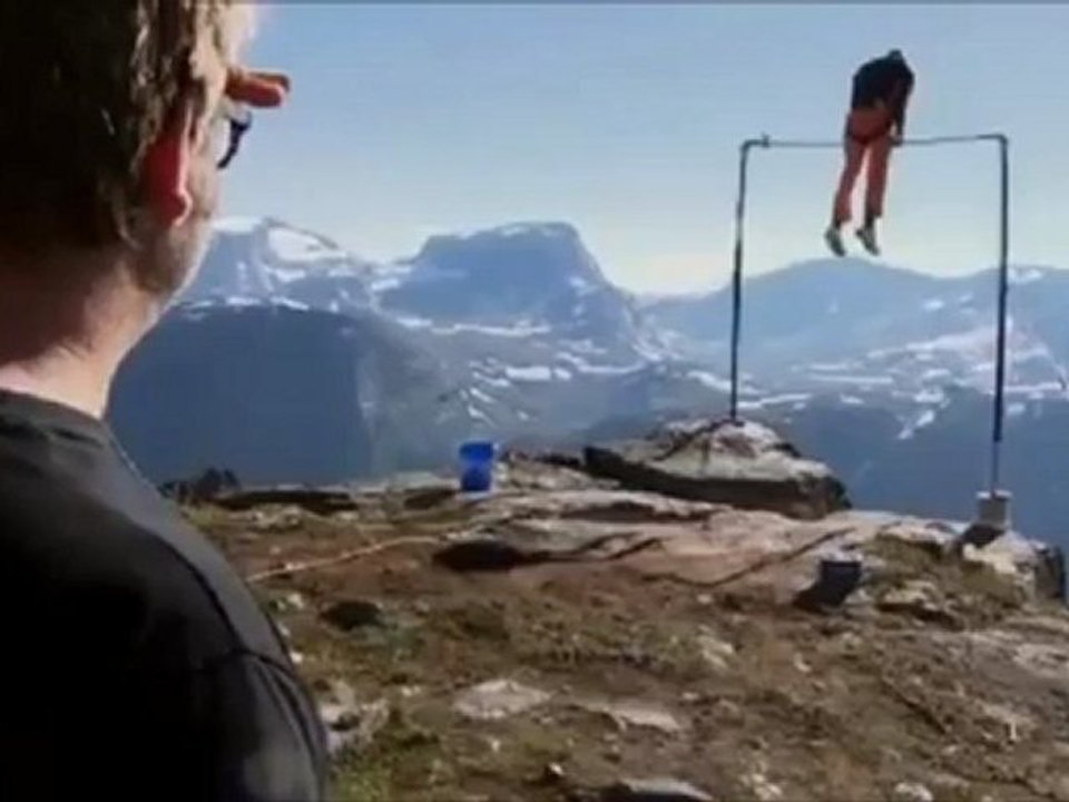 OVNI essayant de tuer un Base Jumper !
