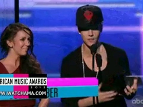 Justin Bieber and mom acceptance speech AMAs 2012