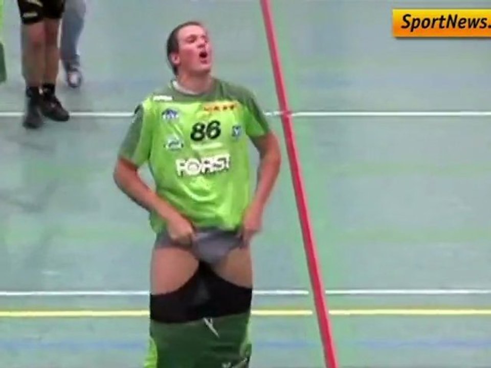 Handballeur reçoit un bisou et devient fou