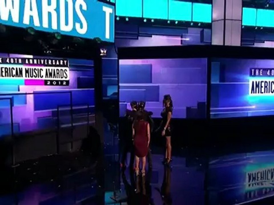 Justin Bieber - Justin Wins Artist of the Year - AMA 2012