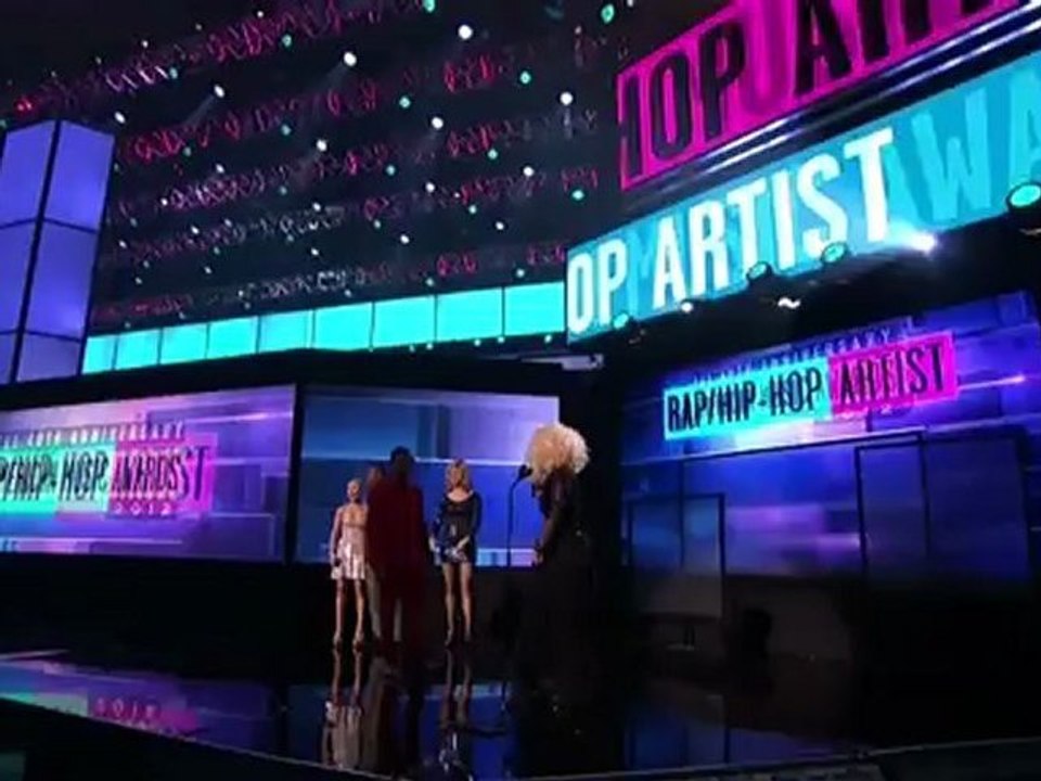 Nicki Wins Favorite Rap_Hip Hop Artist- AMA 2012