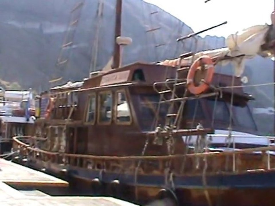 FTI Berlin Kreuzfahrt Santorin Ausflug Eselritt Shopping in Fira