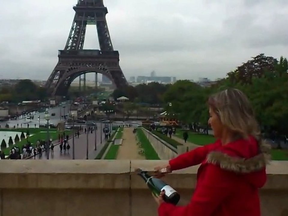 Sabrage Sabering Champagne , Tour Eiffel Tower , comment sabrer une bouteille de champagne , how to saber a champagne bottle