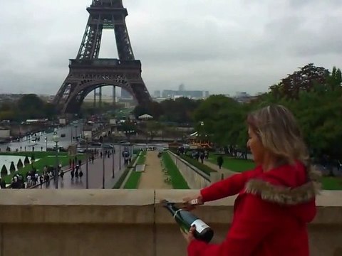 Sabrage Sabering Champagne , Tour Eiffel Tower , comment sabrer une bouteille de champagne , how to saber a champagne bottle