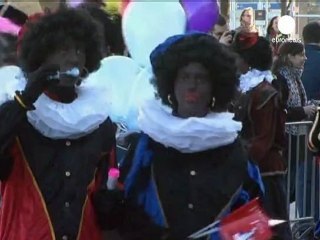 San Nicolás lleva a Ámsterdam regalos... y polémica