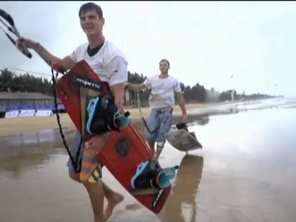 Kitesurfen: waghalsige jumps über den wellen vor hainan
